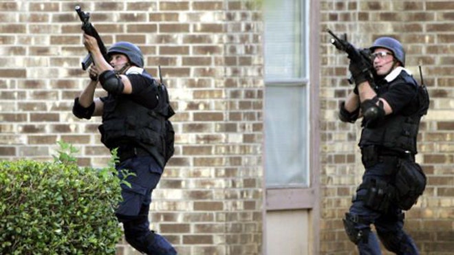 Swat unit aims at sniper 2006 AP